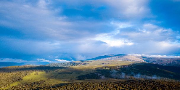 Herbst Landschaft Berg altai chemalsky Bezirk: hohe Berge, Wald, bedeckt mit Wolken. Bergpanorama. - Foto, Bild