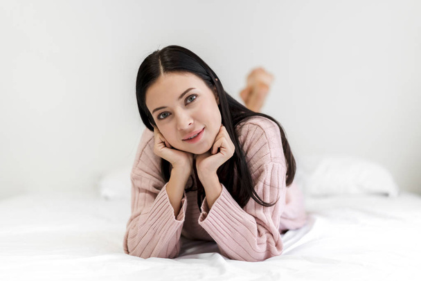 Πορτραίτο γυναίκα Απολαύστε και χαλαρώστε στο κρεβάτι στο υπνοδωμάτιο στο σπίτι. ASI - Φωτογραφία, εικόνα