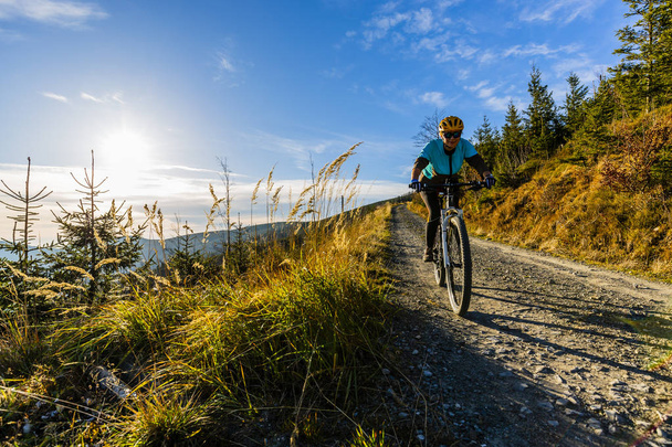 Ορεινή ποδηλασία γυναίκα ιππασία ποδήλατο στο δάσος στα βουνά το καλοκαίρι  - Φωτογραφία, εικόνα