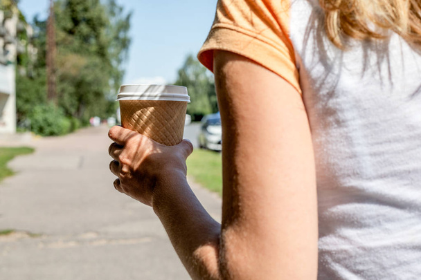 Sokakta paket kahve fincanı tutmak - Fotoğraf, Görsel