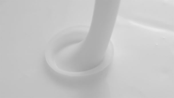 Uzavření čerstvé mléčný koktejl při vysoké rychlosti při 1500 FPS - Záběry, video