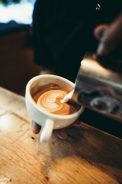 Горячий кофе в кафе Чашка кофе в кафе-баре
 - Фото, изображение