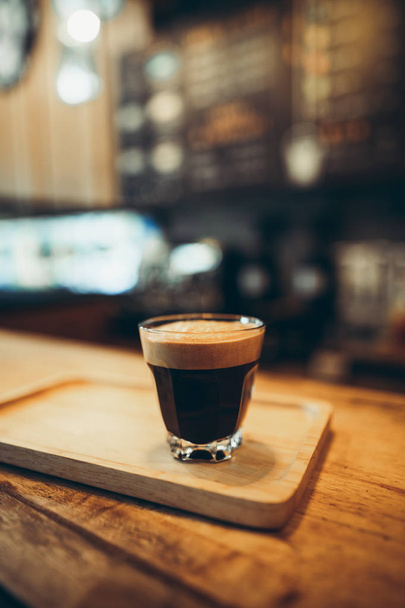 カフェバーのカフェコーヒーカップでホットコーヒー - 写真・画像