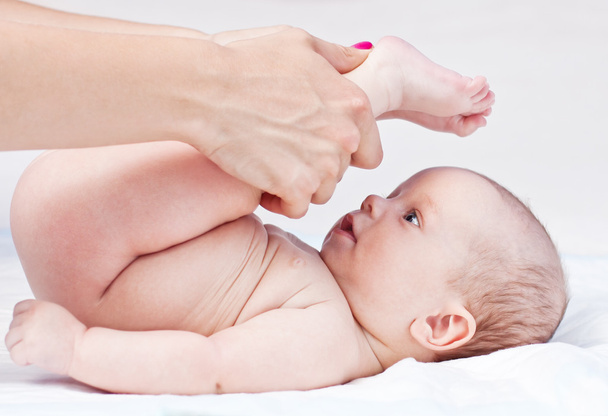 Baby massage. - Foto, afbeelding