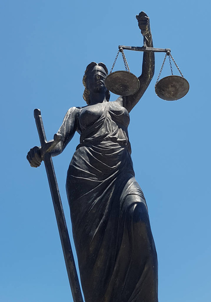 Скульптура Фемиды на синем фоне
 - Фото, изображение