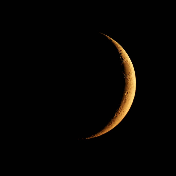 Teleskop ile görülen ağda Hilal ay - Fotoğraf, Görsel