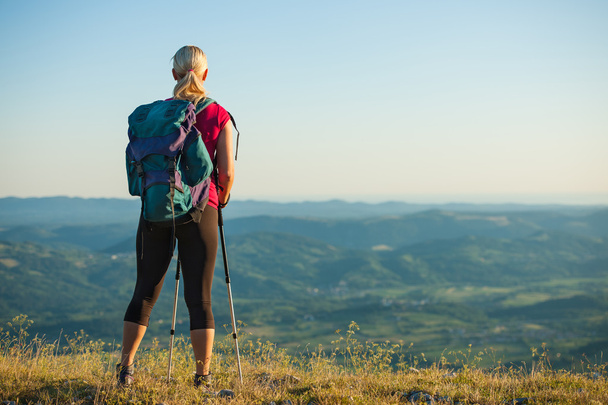 Woman on trekking - Beautiful blonde girl hiking on mountains - Foto, Imagen