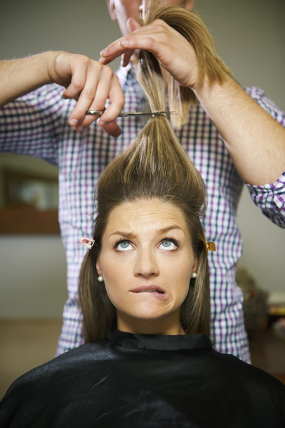 mujer nerviosa en peluquería corte de pelo largo
 - Foto, imagen