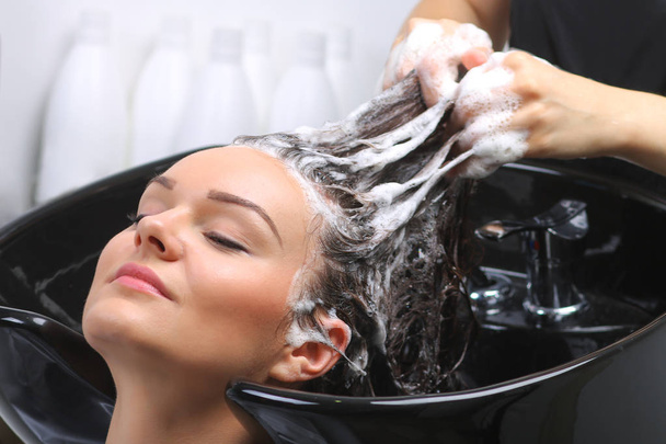 Coiffeur laver les cheveux de la femme dans le salon de coiffure
 - Photo, image