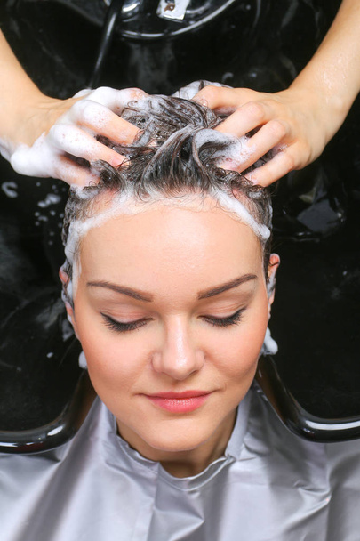 Coiffeur laver les cheveux de la femme dans le salon de coiffure
 - Photo, image