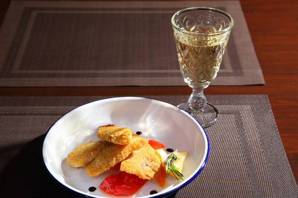 Peixe marinho grelhado com legumes grelhados com salada verde e vinho branco
. - Foto, Imagem