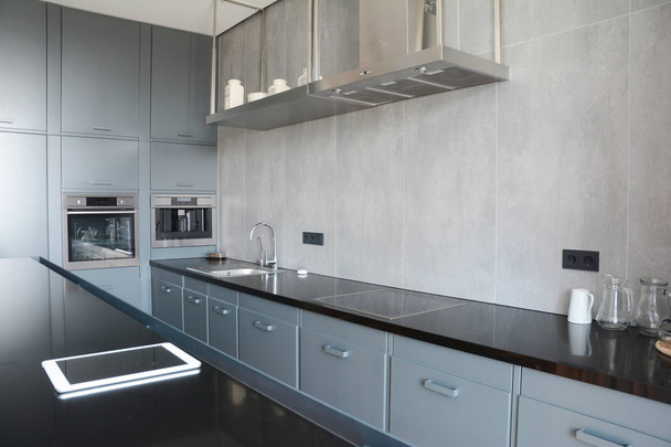 Cozinha moderna com torneira, capuz de cozinha, espelho, forno. Cozinha inteligente moderna
 - Foto, Imagem