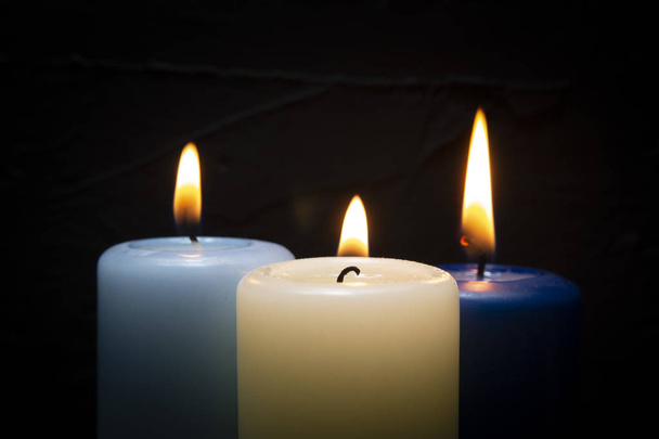 Lähikuva kolme värikästä vaha kynttilät liekki
 - Valokuva, kuva