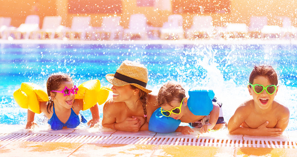Familia feliz en la piscina
 - Foto, imagen
