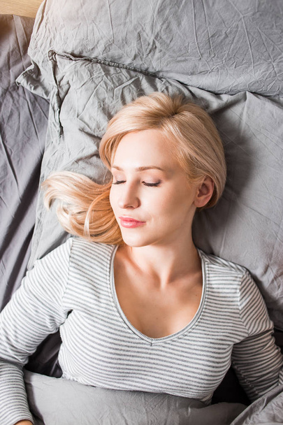 Young Woman Sleeping In Bed - Foto, Bild