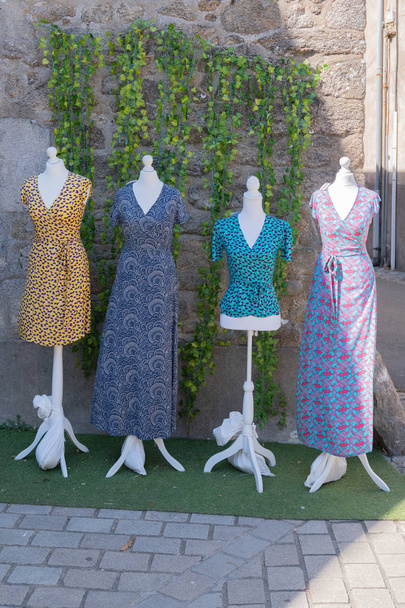 letní šaty v ulici před úložištěm na displeji - Fotografie, Obrázek