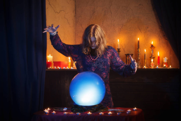 jovem bruxa com bola de cristal iluminado
 - Foto, Imagem