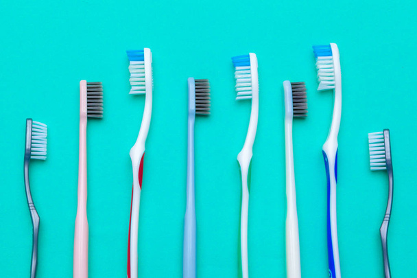 Flat lay composition with manual toothbrushes on color background, close up - Fotografie, Obrázek