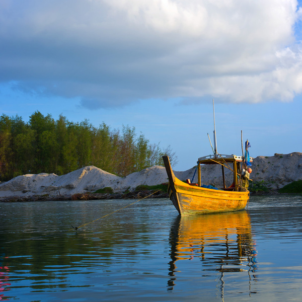Жовтий човен
 - Фото, зображення