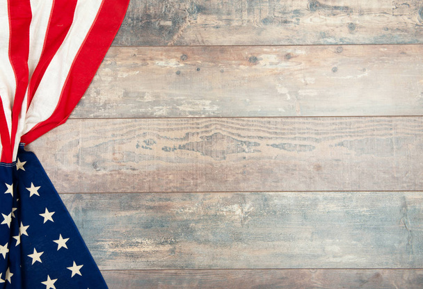 Amerikan bayrağı yaşlı, yıpranmış rustik ahşap backgrou yatıyor - Fotoğraf, Görsel