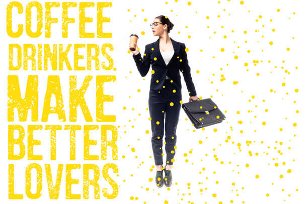 joven empresaria sosteniendo maletín y café para ir cerca de los bebedores de café hacer amantes mejores inscripción aislada en blanco
 - Foto, Imagen