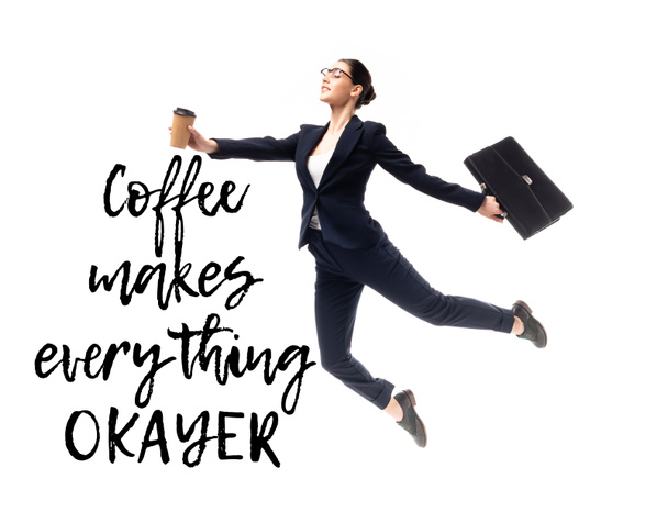 atractiva mujer de negocios sosteniendo café para ir y maletín mientras levita cerca del café hace que todo okayer letras aisladas en blanco
 - Foto, Imagen