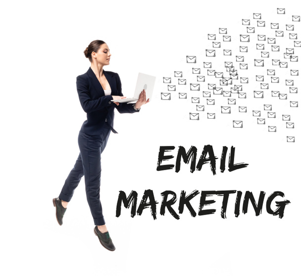 attrayant femme d'affaires en utilisant ordinateur portable près email marketing lettrage et e-mail icônes isolé sur blanc
 - Photo, image