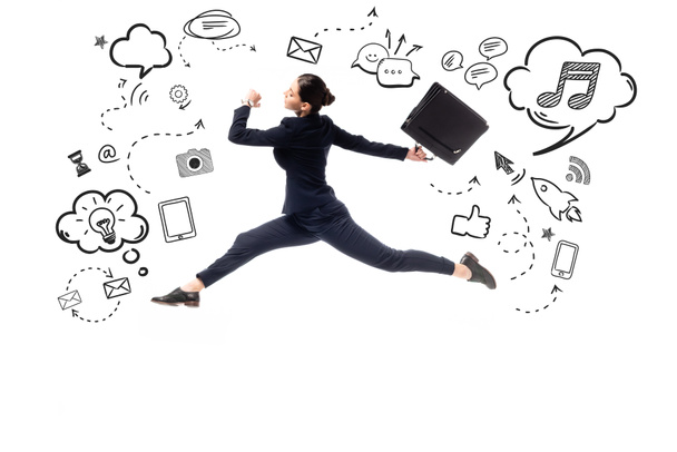 Seitenansicht junge Geschäftsfrau springt mit Aktentasche nahe Illustration mit Multimedia-Symbolen und Piktogrammen isoliert auf weiß - Foto, Bild