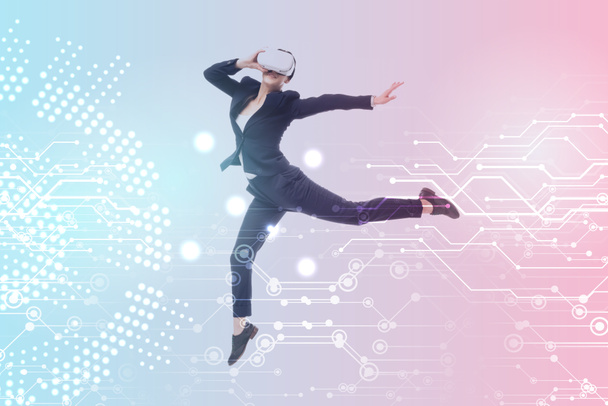 jonge zakenvrouw in Virtual Reality headset zwevende op blauwe en roze gradiënt achtergrond met cyberspace illustratie - Foto, afbeelding