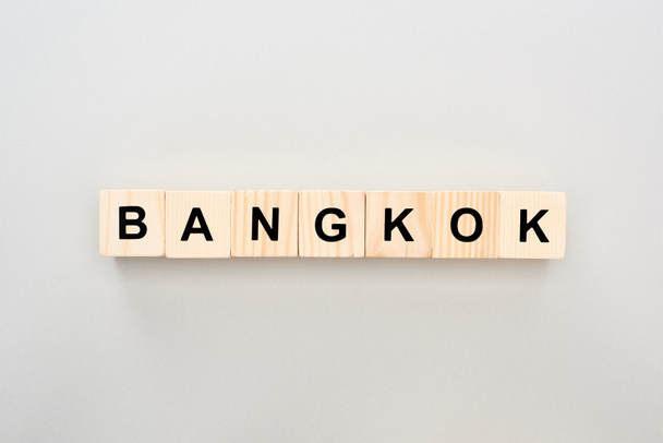 vista dall'alto di blocchi di legno con scritte Bangkok su sfondo grigio
 - Foto, immagini