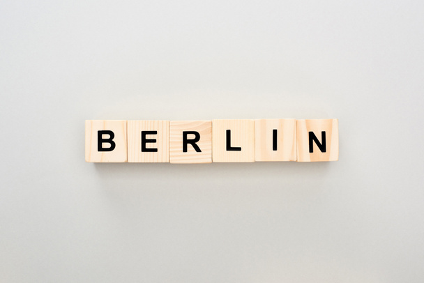 top view of wooden blocks with Berlin lettering on grey background - Foto, afbeelding