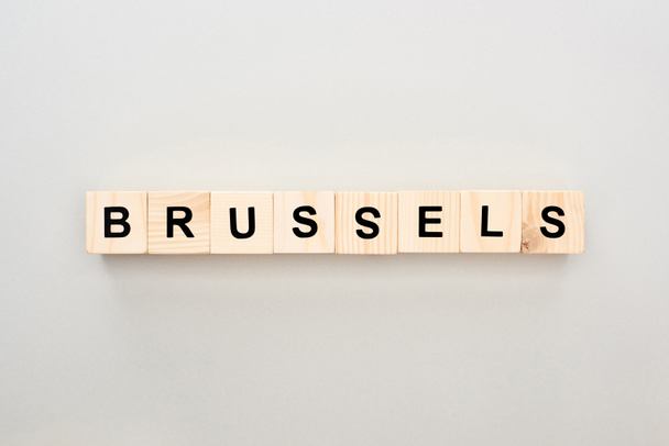 Κορυφαία όψη των ξύλινων μπλοκ με γράμματα των Βρυξελλών σε γκρίζο φόντο - Φωτογραφία, εικόνα