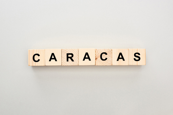 Κορυφαία όψη των ξύλινων μπλοκ με γράμματα του Καράκας σε γκρίζο φόντο - Φωτογραφία, εικόνα