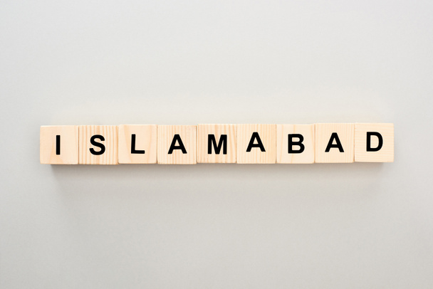 вид з дерев'яних блоків з Ісламабад написи на сірому фоні - Фото, зображення