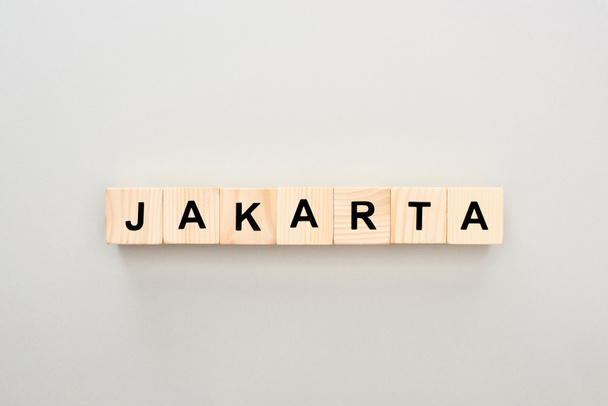 вид з дерев'яних блоків з Джакарти написи на сірому фоні - Фото, зображення