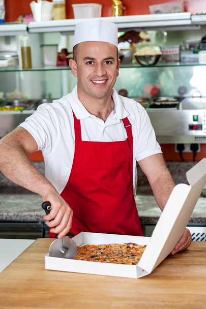 Male chef using pizza cutter - Foto, Imagem