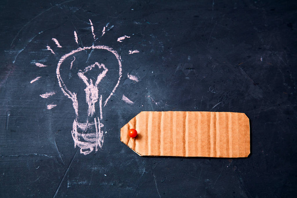 kreative, kluge Idee und Innovations- oder Inspirationskonzept. Business-Lösung Lampe und die Beschriftungskarte - Foto, Bild
