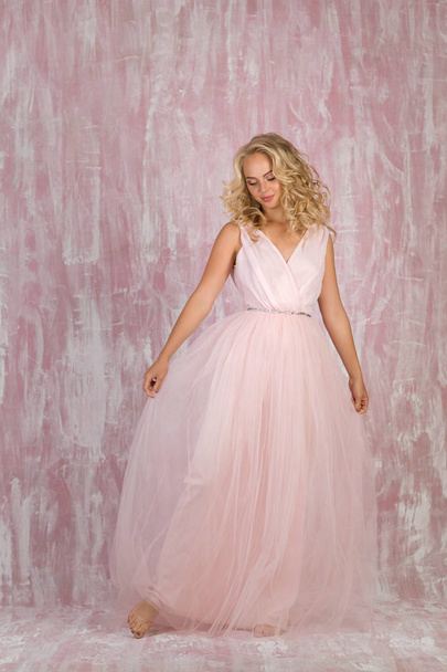 beautiful curly blonde bride pink dress - Foto, Bild