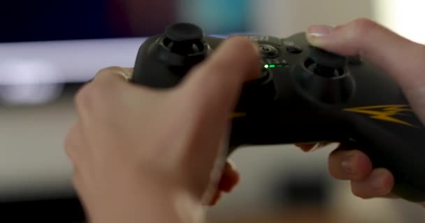 Person hält Gamepad und drückt Tasten - Filmmaterial, Video