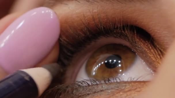 Maquillaje artista aplicando delineador de ojos
 - Metraje, vídeo