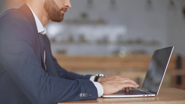 μερική άποψη του επιχειρηματία που δακτυλογραφεί σε φορητό υπολογιστή ενώ κάθεται στο καφέ - Πλάνα, βίντεο