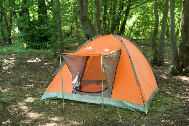 Uma tenda laranja na madeira
 - Foto, Imagem