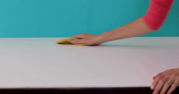 Frau reinigt Oberfläche des Tisches mit Lappen - Filmmaterial, Video