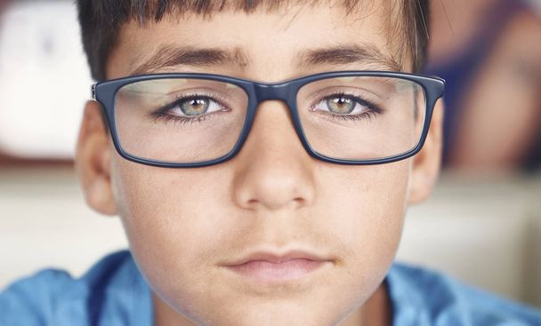 Olhos verdes menino com óculos
 - Foto, Imagem