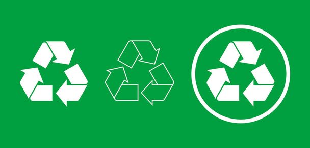 Set van drie witte Recycle borden op groene achtergrond. Verschillende witte Recycle-pictogrammen met volledige kleur, omtrek en omcirkeld. Combinaties van wit recycle symbool. Vector illustratie, plat, clip art. - Vector, afbeelding