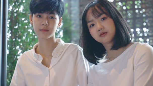 Portrait de jeune asiatique LGBT couple regardant caméra
 - Séquence, vidéo