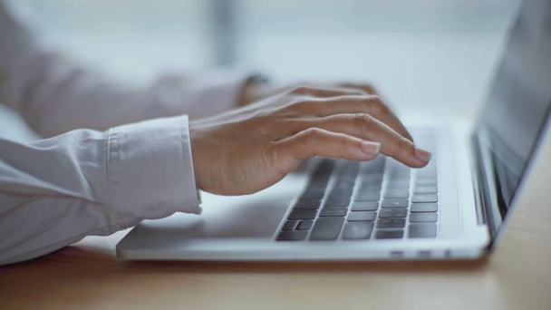 vista parziale della donna d'affari afro-americana digitando sulla tastiera del computer portatile
 - Filmati, video