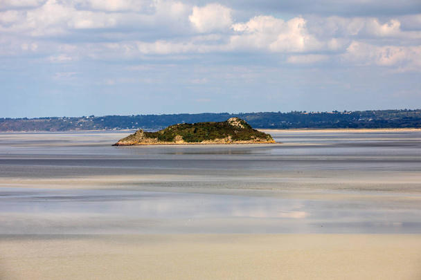 Bassa marea nella baia di fronte al Mont Saint Michel in Normandia, Francia. - Foto, immagini