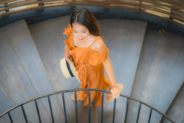 Portret piękny młody Asian kobieta chodzić na Circle schody - Zdjęcie, obraz