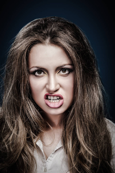 Kızgın genç bir kadının portresi. Negatif insani duygu ifadesi - Fotoğraf, Görsel